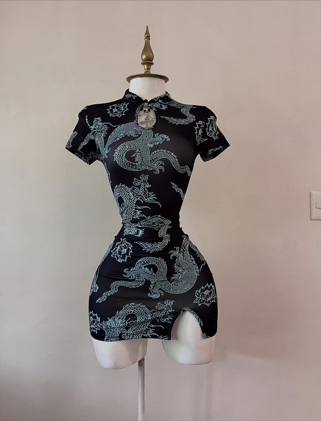 black dragon print bodycon mini dress with slit-4