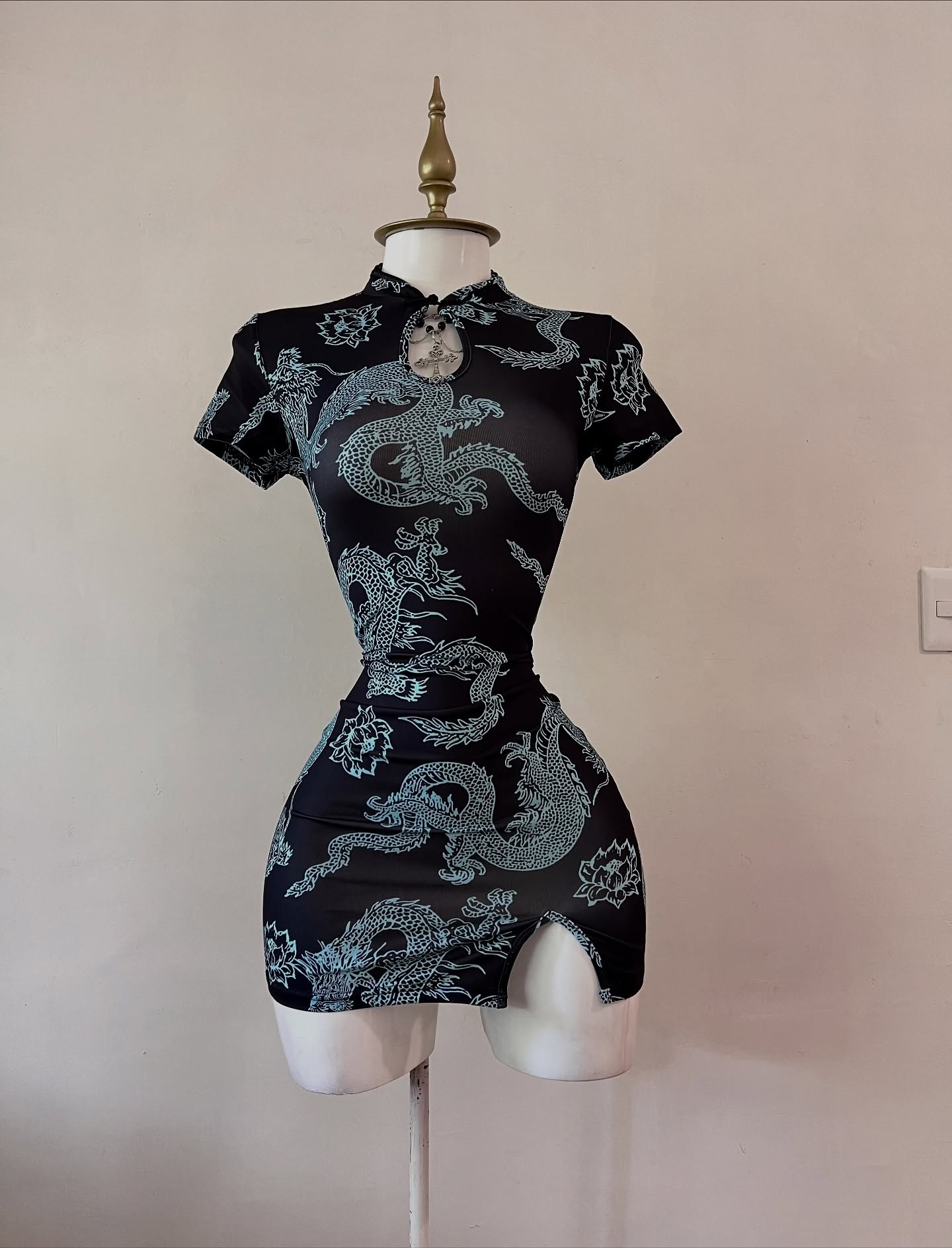 black dragon print bodycon mini dress with slit-4
